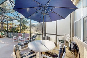 Outdoor dining - Gorgeous private home, dog-friendly, private pool & close to parks (Davenport)