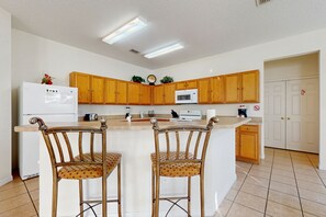 Fridge, microwave, oven, stovetop - Gorgeous private home, dog-friendly, private pool & close to parks (Davenport)
