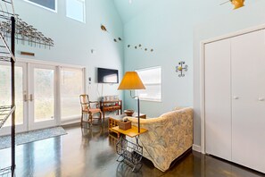 TV, DVD player, books, video library - Riverfront home with internet, washer and dryer, and perfect for kayaking (Sebring)