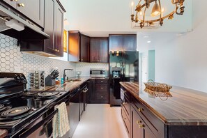 Microwave, oven, stovetop, dishwasher - Riverfront home with internet, washer and dryer, and perfect for kayaking (Sebring)