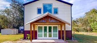 Riverfront home with internet, washer and dryer, and perfect for kayaking