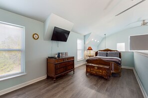 2 bedrooms, iron/ironing board, internet, bed sheets