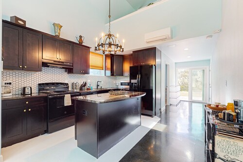 Riverfront home with internet, washer and dryer, and perfect for kayaking