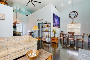 TV, DVD player, books, video library - Riverfront home with internet, washer and dryer, and perfect for kayaking (Sebring)