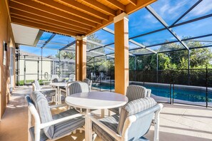 Outdoor dining - Gorgeous home near Disney with private pool, pool spa, on-site gym, tennis, AC (Davenport)