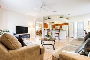 TV, table football, ping pong, video library - Gorgeous home near Disney with private pool, pool spa, on-site gym, tennis, AC (Davenport)