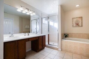 Shower, hair dryer, towels - Gorgeous home near Disney with private pool, pool spa, on-site gym, tennis, AC (Davenport)