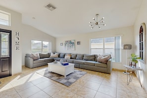 TV, ping pong - Bright 3BR pool home with screened lanai, Jacuzzi & near Disney parks (Kissimmee)