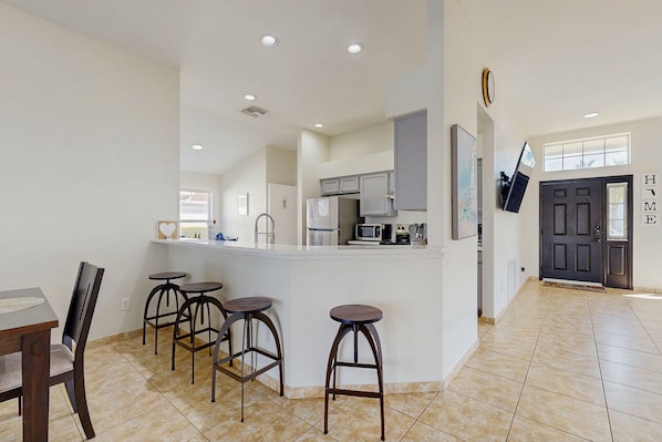 Fridge, microwave, oven, stovetop - Bright 3BR pool home with screened lanai, Jacuzzi & near Disney parks (Kissimmee)