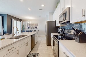 Fridge, microwave, oven, stovetop - Spacious townhouse with resort amenities, private heated pool and W/D (Davenport)
