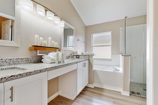 Shower, hair dryer, towels - Charming home with pool, enclosed yard, central AC, & washer/dryer (Davenport)