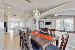 Dining - Charming home with pool, enclosed yard, central AC, & washer/dryer (Davenport)