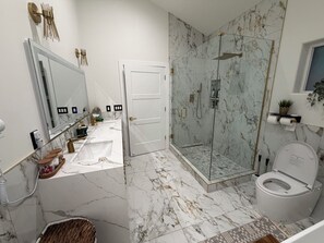 Hair dryer, towels, soap, toilet paper - Charming 1-bedroom house in excellent Prescott location with AC (Prescott)