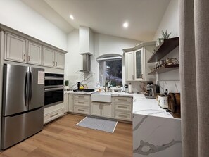 Fridge, microwave, oven, stovetop - Charming 1-bedroom house in excellent Prescott location with AC (Prescott)