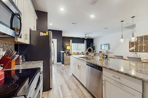 Fridge, microwave, oven, stovetop - Stylish townhouse with a private pool & lanai plus clubhouse amenities (Kissimmee)
