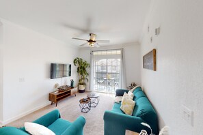 TV - Calm condo with pool, hot tub, balcony, cabana, & kitchen - snowbird-friendly (Davenport)