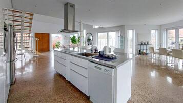Geladeira, micro-ondas, fogão, cooktop