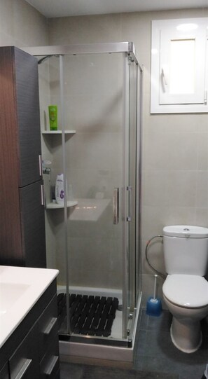 Dusche, Handtücher, Toilettenpapier