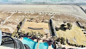 Un complexe hôtelier doté d’une piscine, d’une plage et offrant une vue sur l’océan.