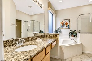 Shower, hair dryer, towels - Charming home with pool, pool spa, lanai, central AC, & washer/dryer (Kissimmee)