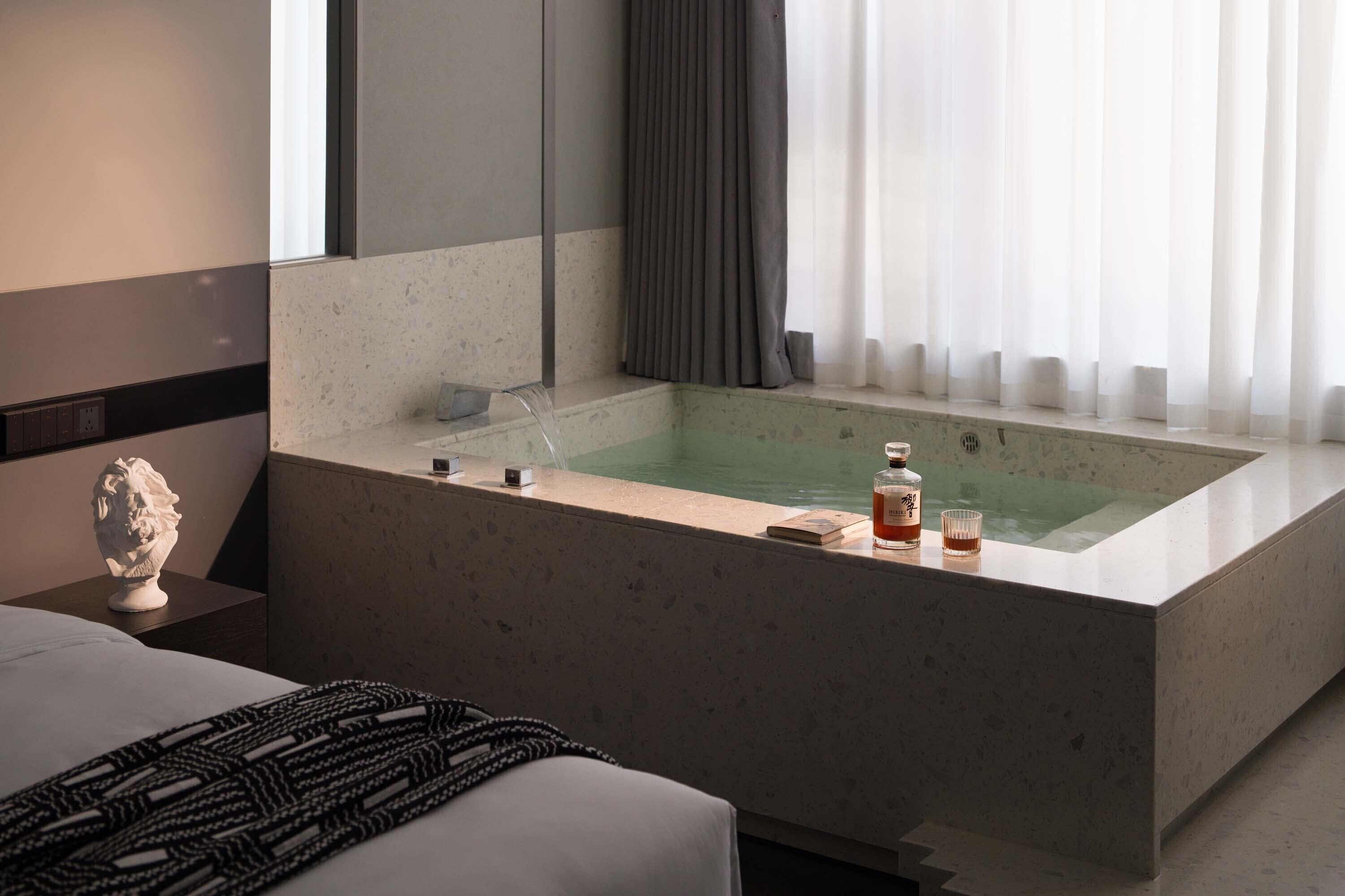 Minibar con artículos gratuitos y decoración personalizada 