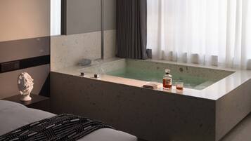 Minibar con artículos gratuitos y decoración personalizada