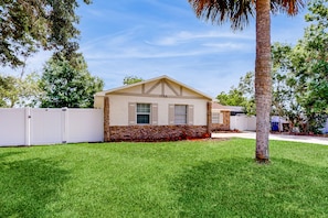 Exterior - Single-story house with private pool, alfresco dining, & lanai - dog-friendly (Kissimmee)