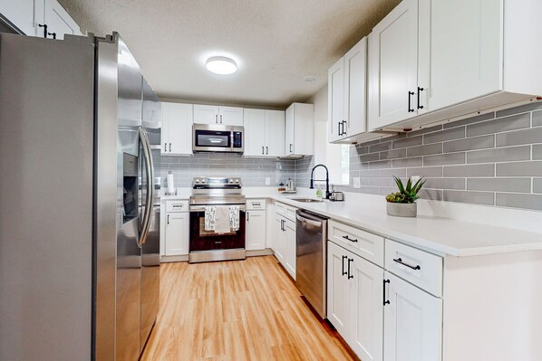 Fridge, microwave, oven, stovetop - Single-story house with private pool, alfresco dining, & lanai - dog-friendly (Kissimmee)