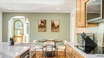 冰箱、微波炉、烤箱、炉灶