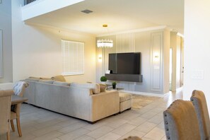 TV - Spacious 5-bedroom 5bath house in serene Davenport with AC, Heating and Pool (Davenport)