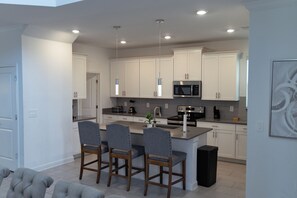 Microwave, oven, stovetop, dishwasher - Spacious 5-bedroom 5bath house in serene Davenport with AC, Heating and Pool (Davenport)