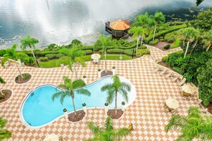 A heated pool - Two-story, dog-friendly gem near theme parks with pool, central AC & on-site gym (Kissimmee)