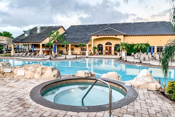 A heated pool - Dog-Friendly Home with Private Pool, High-Speed WiFi, Central AC, & Washer/Dryer (Kissimmee)