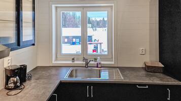 KylskÄp, ugn, diskmaskin och kaffe- och tebryggare