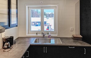 Fridge, oven, dishwasher, coffee/tea maker