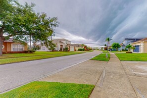 Property grounds - Sunlit Serenity Oasis | House in Kissimmee with private pool, pool table, tennis (Kissimmee)