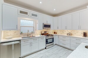 Fridge, microwave, oven, stovetop - Sunlit Serenity Oasis | House in Kissimmee with private pool, pool table, tennis (Kissimmee)