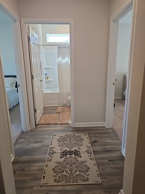 Tabla de planchar con plancha, wifi y ropa de cama 