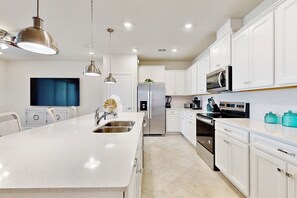 Fridge, microwave, oven, stovetop - Beautiful home with private pool, space for the whole family & pets (Clermont)