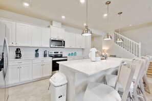 Fridge, microwave, oven, stovetop - Beautiful home with private pool, space for the whole family & pets (Clermont)