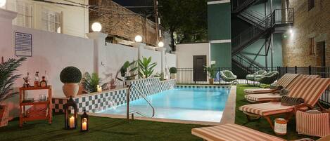 Una piscina al aire libre