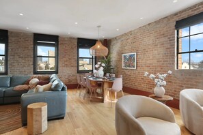Lyxlägenhet - 4 sovrum - luftkonditionering | Vardagsrum | 49-tums smart-tv med satellitkanaler, Netflix och streamingtjänster