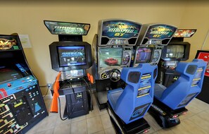 Games room - Resort condo with heated pool, gym, BBQ area, patio, W/D, children's pool, AC (Davenport)