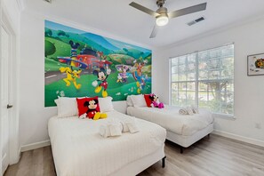 2 bedrooms, iron/ironing board, travel cot, free WiFi - Resort condo with heated pool, gym, BBQ area, patio, W/D, children's pool, AC (Davenport)