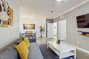 TV, DVD player - Resort condo with heated pool, gym, BBQ area, patio, W/D, children's pool, AC (Davenport)