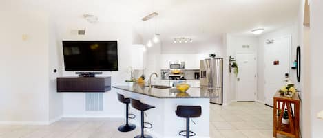 Kylskåp, mikrovågsugn, ugn och spishäll