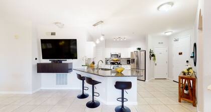 Ground floor condo with shared hot tub & pool, WiFi, lanai, W/D, & AC