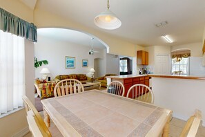 Dining - Easy-to-reach home with private screened pool, lanai, & AC - snowbird-friendly (Kissimmee)