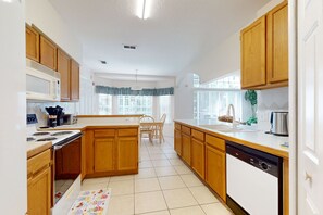 Fridge, microwave, oven, stovetop - Easy-to-reach home with private screened pool, lanai, & AC - snowbird-friendly (Kissimmee)