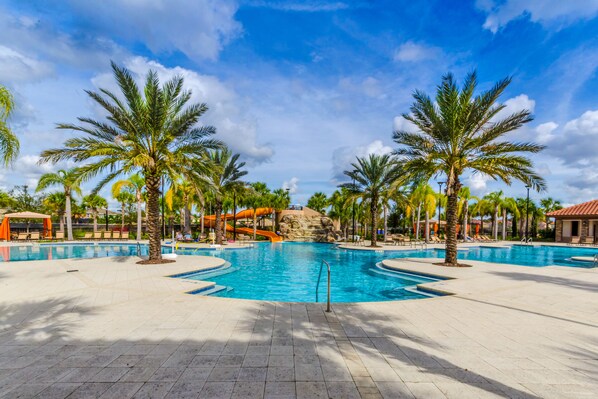 A heated pool - Spacious getaway with 2 themed game rooms, private pool, & Pool spa (Davenport)